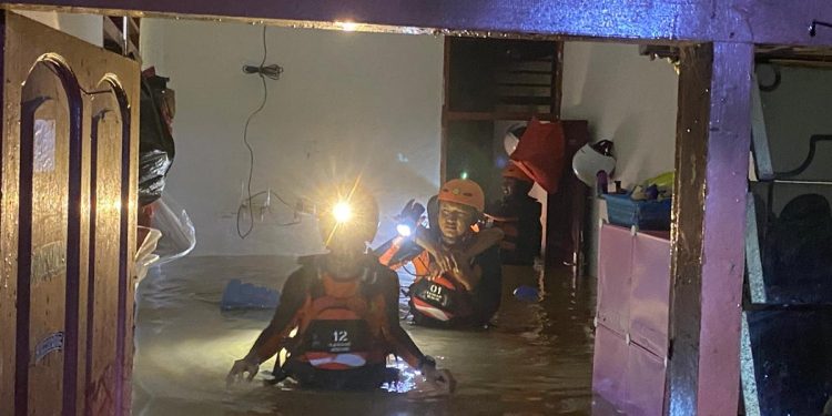 Seratusan Warga Korban Banjir Wosi Dievakuasi Tim Gabungan