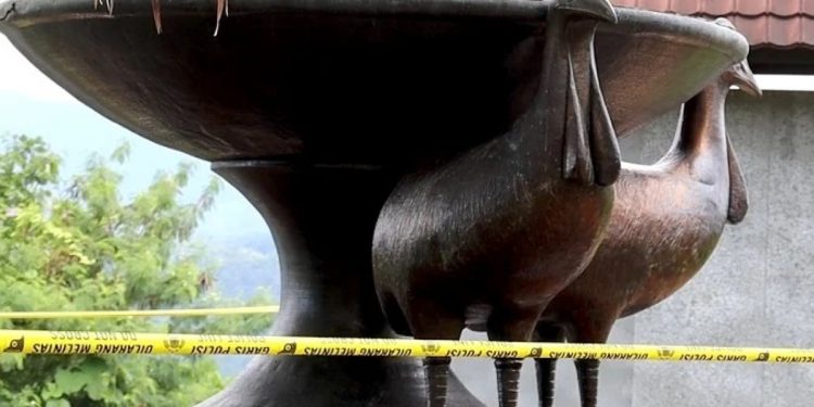 Gubernur Papua Barat Soroti Kinerja Satpol Pascapencurian Dua Patung