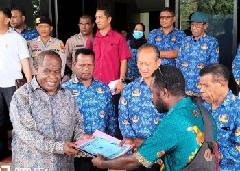 Desak Proyek untuk OAP, Puluhan Pengusaha Demo di Kantor Bupati