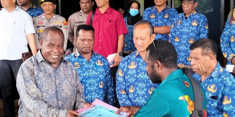 Desak Proyek untuk OAP, Puluhan Pengusaha Demo di Kantor Bupati ...