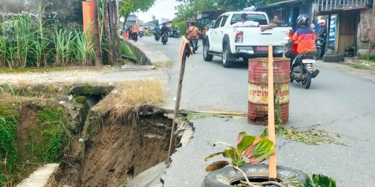 Curah Hujan Tinggi, Badan Jalan di Wosi Lembah Longsor