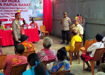Kapolda Papua Barat Tatap Muka dengan Masyarakat di Kompleks Fanindi Pantai