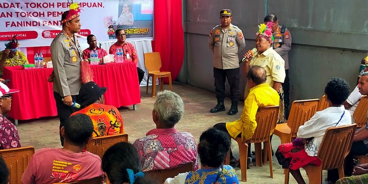 Kapolda Papua Barat Tatap Muka dengan Masyarakat di Kompleks Fanindi Pantai