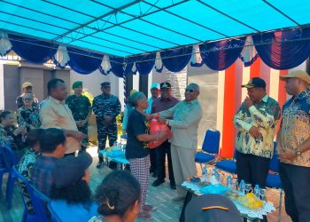 Gubernur dan Bupati Salurkan Bantuan Pangan untuk Korban Banjir