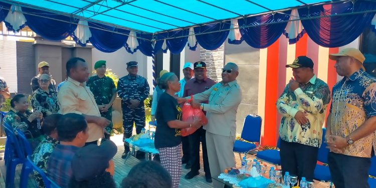 Gubernur dan Bupati Salurkan Bantuan Pangan untuk Korban Banjir