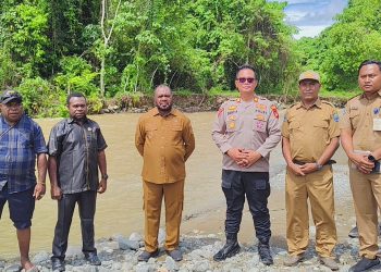 Bupati Mansel Tinjau Genangan Air di Warkwandi, Langkah Penanganan Akan Dilakukan