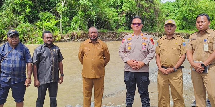 Bupati Mansel Tinjau Genangan Air di Warkwandi, Langkah Penanganan Akan Dilakukan