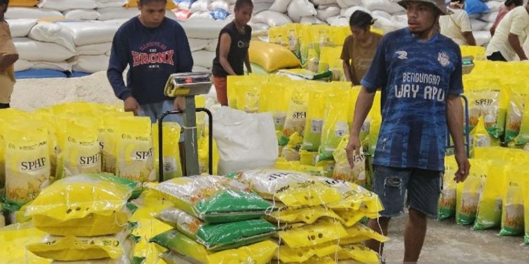 Bulog Siapkan 4.100 Ton Beras Bantuan Pangan bagi Papua