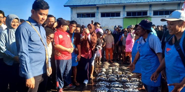 Wapres Gibran Blusukan ke Pasar Jembatan Puri