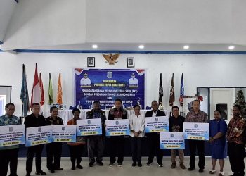 Gubernur PBD Serahkan Bantuan Pendidikan Studi Akhir di 11 Perguruan Tinggi Senilai Rp4,7 Miliar