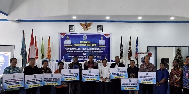 Gubernur PBD Serahkan Bantuan Pendidikan Studi Akhir di 11 Perguruan Tinggi Senilai Rp4,7 Miliar
