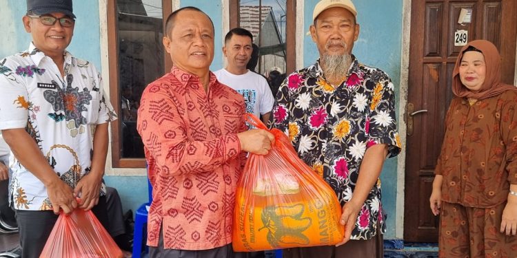 Pemprov PB Salurkan 278 Paket Sembako Bagi Warga Terdampak Banjir di Wilayah Wosi