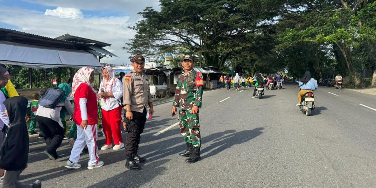 Peringati Hari Kartini dan Hardiknas, Ratusan Siswa dan Wali Murid di Manimeri Gelar Jalan Santai