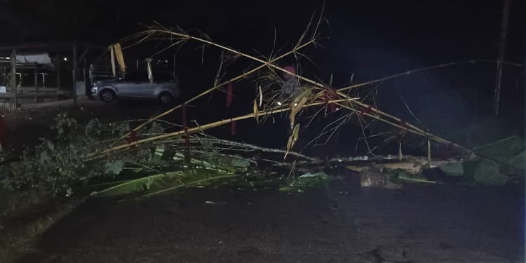 Tuntut Pertanggungjawaban, Keluarga Korban Laka Lantas Blokade Jalan Mayamuk