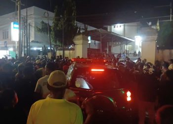 Jenazah Maxi Bless Dibawa ke Mapolresta Sorong, Tuntut Kejelasan Pelaku Penikaman