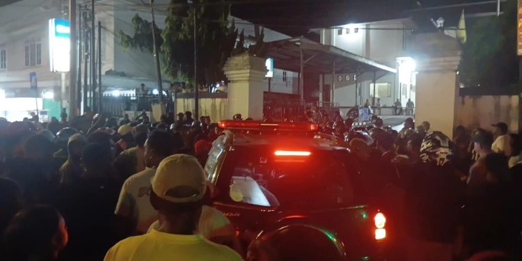 Jenazah Maxi Bless Dibawa ke Mapolresta Sorong, Tuntut Kejelasan Pelaku Penikaman