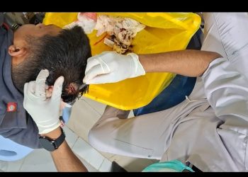 Dua Anggota Polresta Sorong Terkena Lemparan Saat Massa Menuntut Pelaku Penikaman Maxi Bless Ditangkap