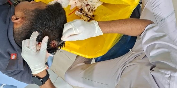 Dua Anggota Polresta Sorong Terkena Lemparan Saat Massa Menuntut Pelaku Penikaman Maxi Bless Ditangkap