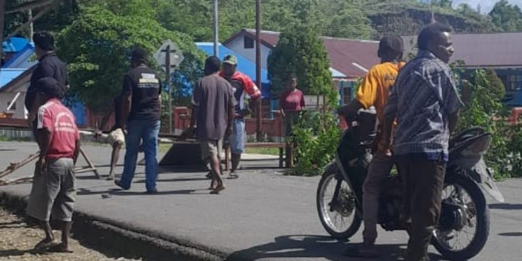 Prostes Mutasi JPT, Sejumlah Ruas Jalan di Maybrat Dipalang