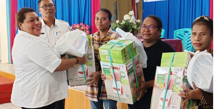 Dinas Pemberdayaan Masyarakat Kota Sorong Bekali Mama Papua Membuat Kue