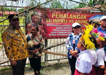 Buka Palang SD Inpres 45 Arowi, Bupati Janji Tuntaskan Ganti Rugi Hak Ulayat yang Tertunda 28 Tahun