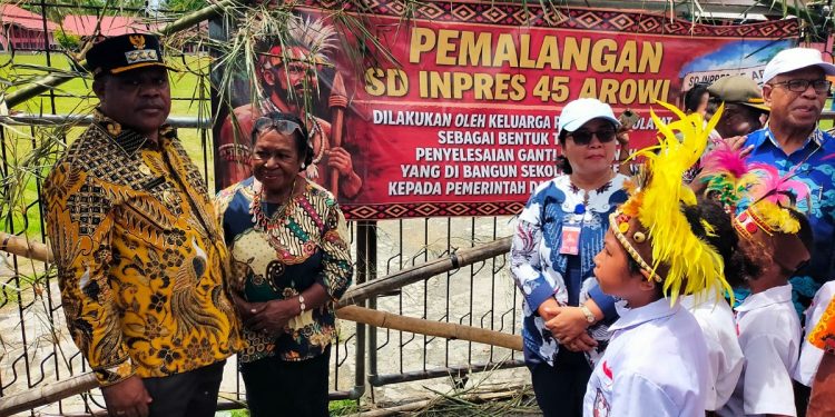 Buka Palang SD Inpres 45 Arowi, Bupati Janji Tuntaskan Ganti Rugi Hak Ulayat yang Tertunda 28 Tahun