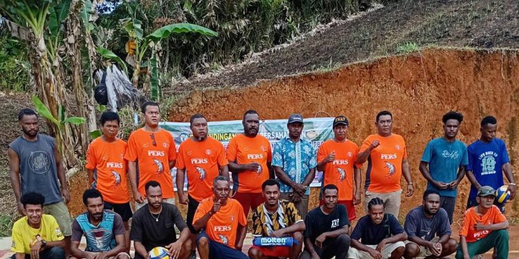 Jurnalis Versus Pemuda Pegunungan Tengah Pererat Kebersamaan