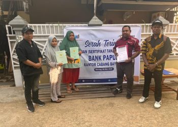 Bank Papua Kacab Maybrat Serahkan Sertifikat Kepada Nasabah Kredit KPR FLPP