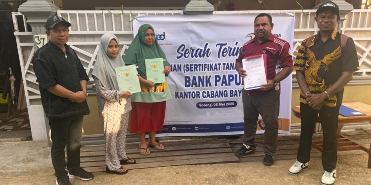 Bank Papua Kacab Maybrat Serahkan Sertifikat Kepada Nasabah Kredit KPR FLPP