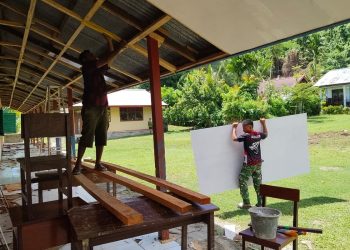 Peringati Hardiknas , Satgas TMMD Ke-128 Kodim 1801/Manokwari Perbaiki SD Inpres 62 di Kampung Asai