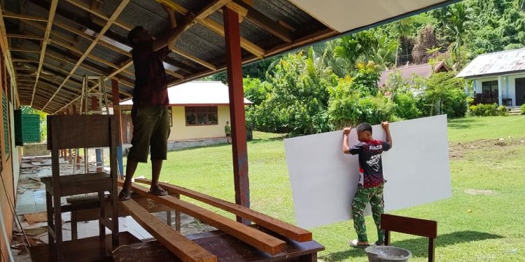 Peringati Hardiknas , Satgas TMMD Ke-128 Kodim 1801/Manokwari Perbaiki SD Inpres 62 di Kampung Asai
