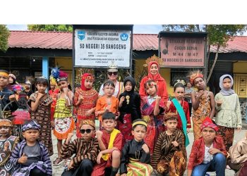 Semarakkan Hardiknas 2026, SDN 05 dan 035 Sanggeng Gelar Upacara Berbusana Adat