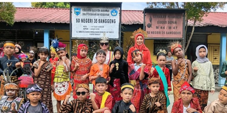 Semarakkan Hardiknas 2026, SDN 05 dan 035 Sanggeng Gelar Upacara Berbusana Adat