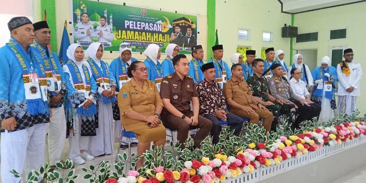 Bupati Lepas 17 Calon Jamaah Haji Teluk Bintuni, Tekankan Kesehatan dan Kekompakan