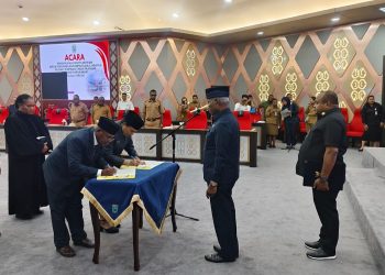 Gubernur Lantik Kadis Budpar dan Disdukcapil Papua Barat