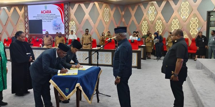 Gubernur Lantik Kadis Budpar dan Disdukcapil Papua Barat