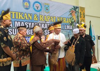 Asisten I Setda Papua Barat Lantik Pengurus LMA Suku Besar Sebyar