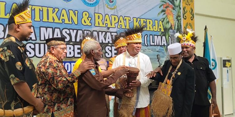 Asisten I Setda Papua Barat Lantik Pengurus LMA Suku Besar Sebyar