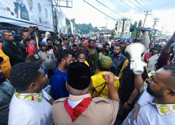 Gubernur Mandacan Temui Pengunjuk Rasa yang Menolak PSN dan Militerisme