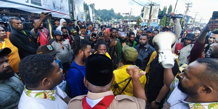 Gubernur Mandacan Temui Pengunjuk Rasa yang Menolak PSN dan Militerisme
