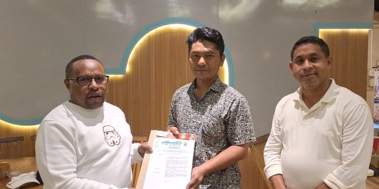 Bupati Saksikan Penyerahan SK Plt Ketua AFK Teluk Bintuni