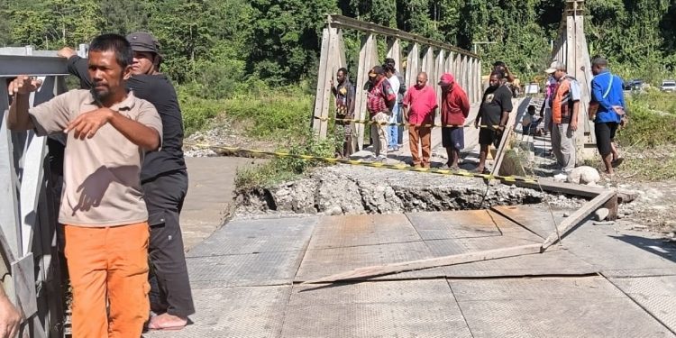 Banjir, Jembatan Darurat di Sungai Wariori Terputus