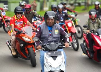 Gubernur Santai Bersepeda Motor Hingga Latihan Menembak Bersama Kodam XVIII/Kasuari