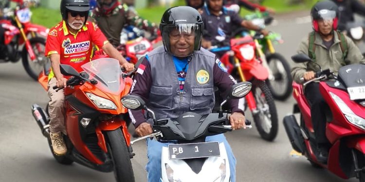 Gubernur Santai Bersepeda Motor Hingga Latihan Menembak Bersama Kodam XVIII/Kasuari