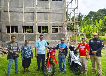 Penuhi Harapan Jemaat GKI Hatam Moile Meach, Gubernur Serahkan 2 Unit Sepeda Motor