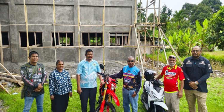 Penuhi Harapan Jemaat GKI Hatam Moile Meach, Gubernur Serahkan 2 Unit Sepeda Motor