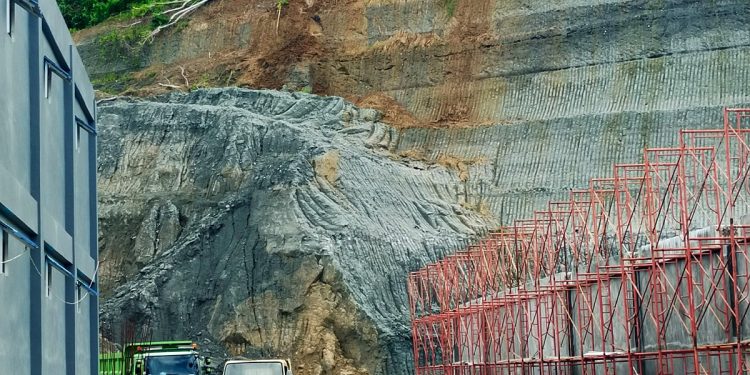 DLHP Sebut Pengerukan Gunung di Jalan Esau Sesa Kantongi Izin