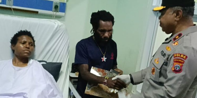 Kapolda Papua Tengah Jenguk Korban Penembakan di RSMM Timika