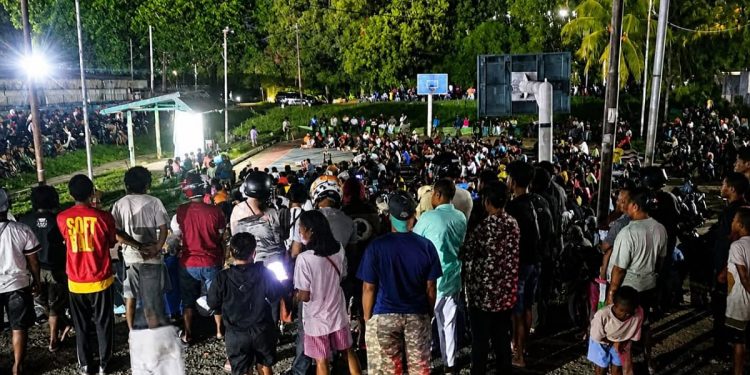 Ratusan Warga Kota Sorong Nobar Film Dokumenter “Pesta Babi”
