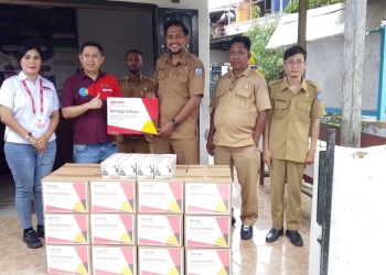 AZKO Berbagi Cahaya Sentuh Warga Klamana, Serahkan 500 Lampu LED Hemat Energi